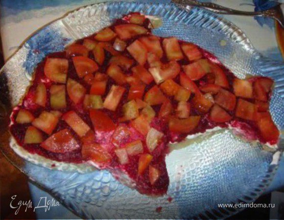 Затем выкладываем нарезанные помидоры.