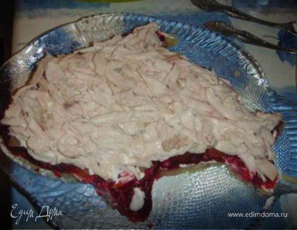 Смазываем майонезом и выкладываем мелко нарезанную вареную курицу.