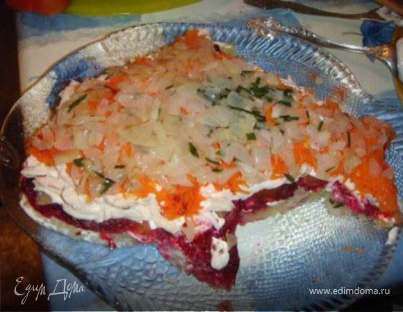 Последний слой делаем из обжаренного лука с чесночной травой, смазываем майонезом и украшаем маслинами!