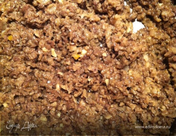 А мы пока займемся начинкой: картофель очистить, отварить. Приготовить из него пюре. Лук очистить, обжарить на сковороде до золотистого цвета. Отдельно обжарить мясной фарш. Картофель, лук и фарш мешать. Добавить специи по вкусу