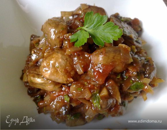 На сковороде порумянить шампиньоны (целые). Готовые грибы снять с огня и оставить в сковороде под крышкой. Лук и чеснок мелко нарезать, помидоры обдать кипятком и снять кожицу. Петрушку мелко порубить. Спассеровать лук и чеснок на оливковом масле, добавить бальзамический уксус и когда он увариться вдвое добавить рубленные помидоры, лавровый лист, тимьян. Посолить, поперчить, хорошо перемешать, убавить огонь и тушить соус не накрывая крышкой 25 мин. Снять кастрюлю с огня, выбросить лавровый лист и веточки тимьяна. Шампиньоны перемешать с соусом, остудить и поставить в холодильник на сутки. Выложить шампиньоны в салатницу, посыпав рубленной петрушкой, и подавайте.