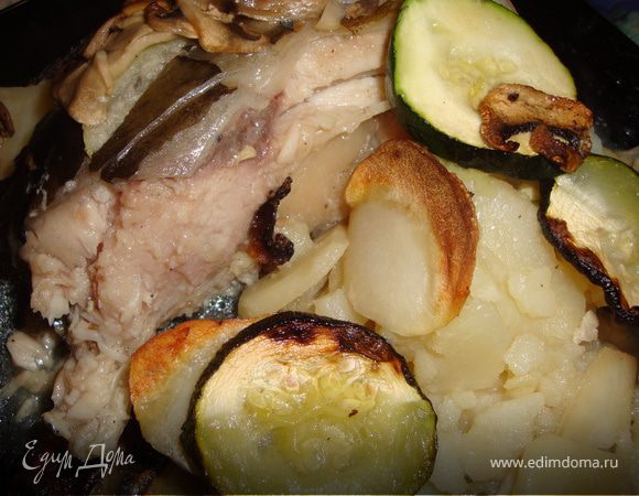 Поставить форму с рыбой в разогретую до 160-170 градусов духовку и запекать около часа. Подавать прямо в форме, в которой запекалась рыба. У нас был обычный ужин и я сразу же разложила рыбу по тарелкам.