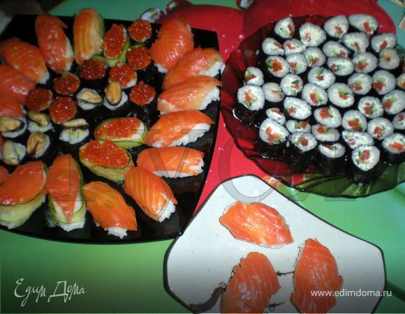 НИГИРИ-СУШИ
Смочив руки в холодной воде,слепить шарики из риса,затем придать им овальную форму,слегка придавить по бокам.
На каждый овальчик риса выложить по ломтику лосося,креветки,угря,смазанного с внутренней стороны васаби.
