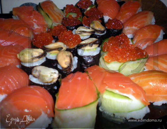 ГУНКАН В ОГУРЦЕ
Овощечисткой снять с огурца несколько продольных слоёв.
Из риса сформировать овальчики,сверху немного смазать васаби.
Каждый шарик риса обернуть полоской огурца внахлёст.Если огурец нарезан достаточно тонко,то он будет хорошо держаться.
Наполнить получившиеся бочонки по вашему усмотрению.