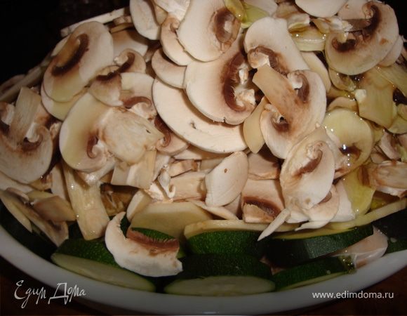 Грибными пластинками засыпать рыбу с овощами, налить немного воды (примерно 1/3 стакана). Сбрызнуть оливковым маслом.