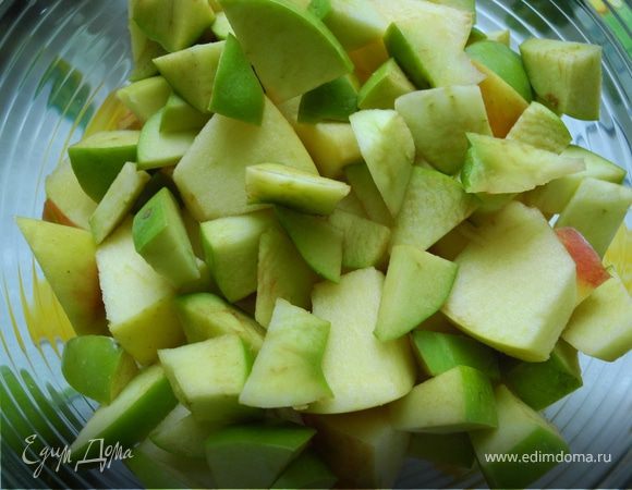 Яблоки нарезать.