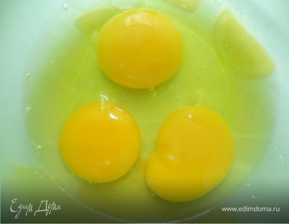 Яйца взбить с сахаром. 