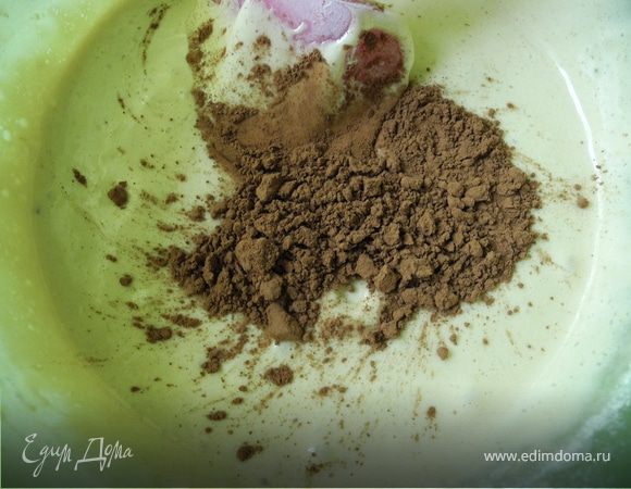 Аккуратно перемешать с мукой, добавляя ее понемногу. Затем добавить какао.Перемешать. 