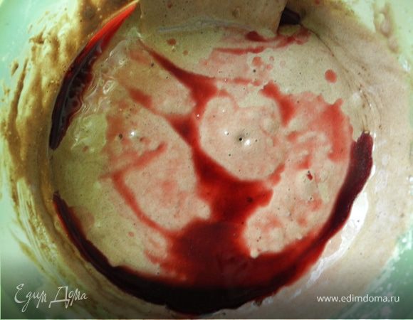 Влить коньяк. Добавить семена кардамона, разрыхлитель и аккуратно перемешать.