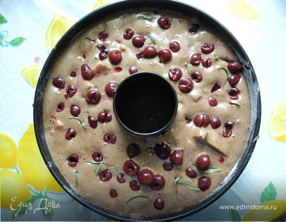 Залить тестом. Сверху выложить вишню и листочки розмарина. Выпекать в духовке, разогретой до 180 градусов 40-45 мин. Сверху можно посыпать сахарной пудрой.