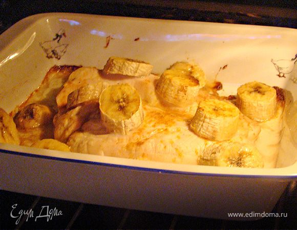 Я делала дважды. Первый раз на сковороде, второй раз в духовке. Скажу так, на сковороде более сочное и однородное, в духовке (может потому что я готовила не в рукаве) более сухое, а именно сами бананы. Ну и не так хорошо курица пропахла, пропиталась бананами. 