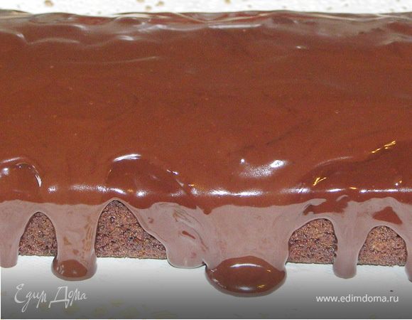 Решила просто полить шоколадом(так ещё быстрей),тем более,что пирог достаточно сочный:)