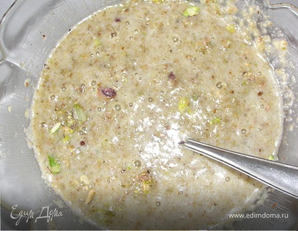 Подсолнечные(очищенные) и тыквенные семечки пожарить на сухой сковороде.Измельчить в блендере вместе с миндалём и кешью.Яйца немного взбить венчиком с сахаром.Всыпать в яйца с сахаром измельчённые орехи,целые фисташки и кокосовую стружку.Всё очень тщательно размешать до однородности.