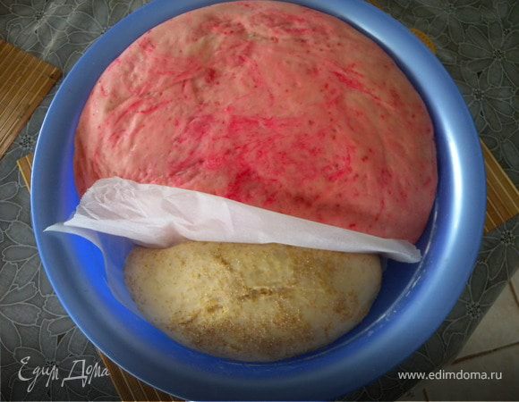 Просеять муку, добавить сухие дрожжи.
Прогреть сыворотку (добавить соль и сахар) и влить в муку. Вымесить тесто, постепенно добавляя растительное масло. Тесто будет жидковатым. Разделить его на 3 части. В одну домесить пшеничную крупу а в две других (2 кусочка соединить) вмесить потертую на картофельной терке сырую свеклу. К той части где свекла добавить столько муки, сколько потребуется. Хорошо вымесить обе части. Поставить в теплое место на 1,5-2,5 часа накрыв полотенцем. 