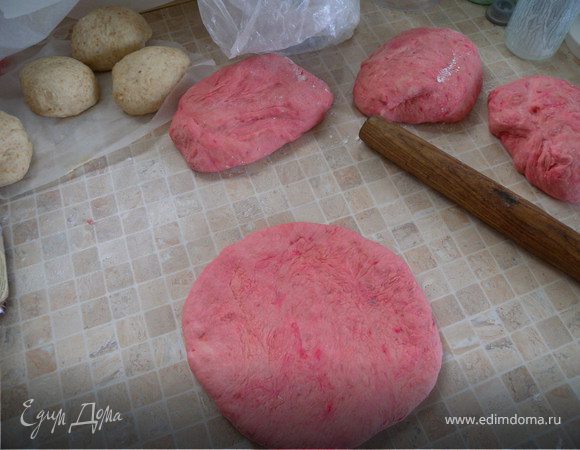 После вымесить опять тесто. Разделить каждый кусок на 4 части.