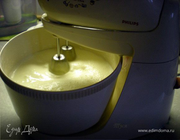 Взбиваем сливки+1/2 сахарной пудры
Маскарпоне+1/2 сахарной пудры
Потом всё вместе хорошенько взбить