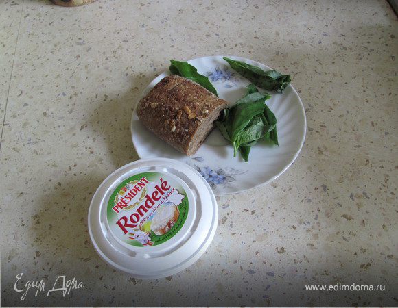 Нарезать багет не очень толстыми кружочками, намазать его сыром и сверху полить медом или положить по половинке кофейной ложечки меда сверху на сыр,если мед не жидкий (как в моем случае).
