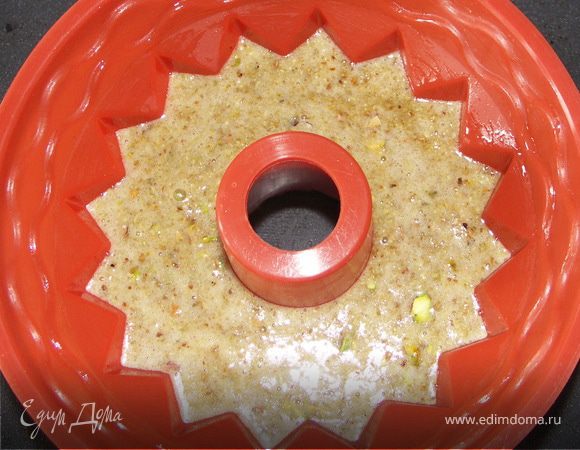 Вылить тесто в смазанную форму.