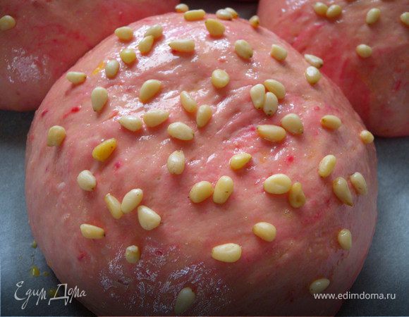 Смазать взбитым вилкой яйцом и посыпать кедровыми орешками. 