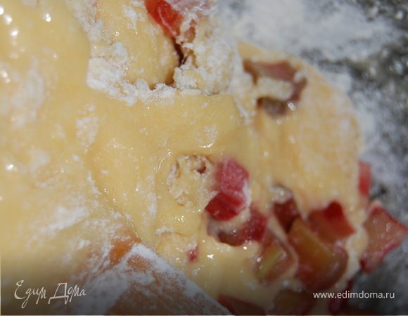 Как бисквиты печь никого учить не надо, все сами с усами. Я взбила отдельно белки с сахаром, отдельно желтки с сахаром, потом смешала все это с мукой и разрыхлителем, добавила в тесто немножко свеженького ревеня, буквально 2 стебелька.