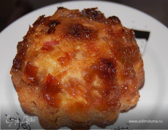 Выливаем нашу «недокарамель» в силиконовую форму, сверху выливаем тесто и в духовку на 180 градусов минут на 30-40. Остудить и подавать, можно как я посыпать сахарной пудрой. Бисквит пропитался  сверху ревенём, получилось сумасшедшее майское лакомство с бесподобным ни на что не похожим кисло-сладким вкусом! Всем приятного аппетита!