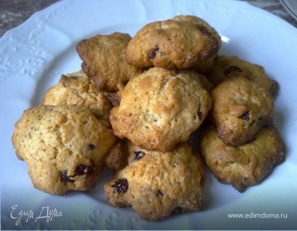 К муке с разрыхлителем добавить масло и растереть. Должна получится крошкообразная смесь. Затем добавляем соль, корицу, сахар и яйцо с молоком. Быстро перемешиваем и у нас выходит комковатое тесто, напоминающее очень густую сметану. Затем добавляем сухофрукты. Весь процесс замешивания должен происходить быстро до 3-5 минут. Затем на смазанный маслом лист столовой ложкой с горкой выкладываем наше тесто на расстоянии 2 см друг от друга. Отправляем в духовку, которую необходимо заранее разогреть до 200 градусов - примерно 15-20 минут.