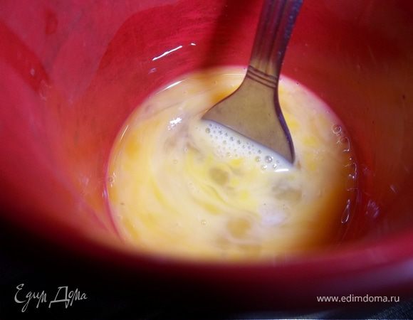 Взбить яйца до однородной консистенции