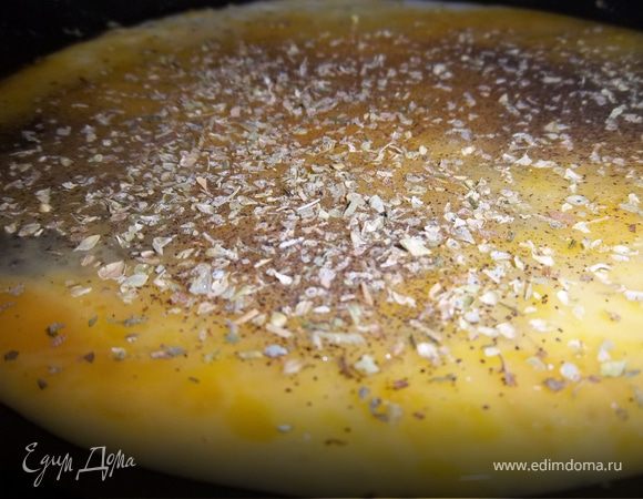 Вылить смесь на разогретую сковороду, добавить специи