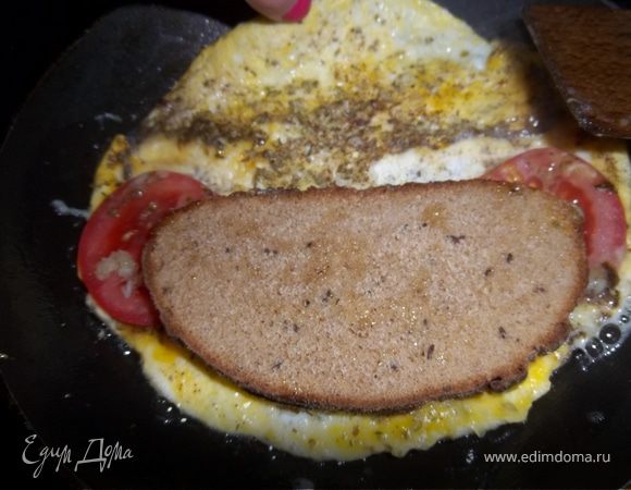 Как только масса начнет уплотнятся,выложить помидор и хлеб