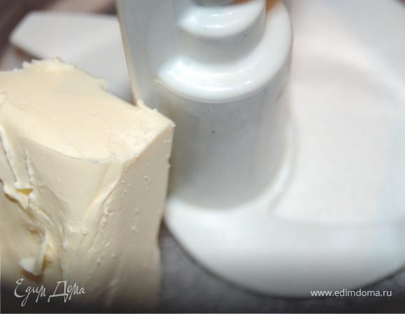 Замешиваем песочное тесто и ставим его в холодильник на 30 минут, тем временем можно заняться кремом. В оригинале там заморочка со скалкой,и наверное со скалкой было бы наряднее,а я в ручную распластала тесто по форме, очень эластичное и нежное вышло тесто, я осталась довольна.