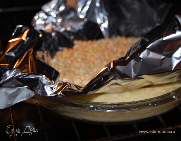 Ставим нашу форму с тестом в разогретую духовку. Должна сказать, что в рецепте было написано, что такие вещи лучше делать заранее, например с вечера, но у меня просто терпения не хватило бы, так я ждала встречи с этим «незнакомцем» :) Ставим в духовку разогретую до 200 градусов с грузом на 20 минут, потом груз снимаем и ждем еще минут 5.  Да, совсем забыла, тесто еще можно проткнуть вилкой, так я и поступила.