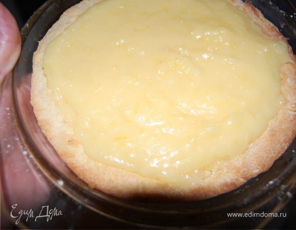 Когда наш тарт и крем остыли, соединяем их. Отставляем в сторону и занимаемся безе. Крем получился ооочень лимонный, я вообще люблю кисленькое, а в сочетании с умеренно сладким тестом и сладким безе - это СУПЕР!