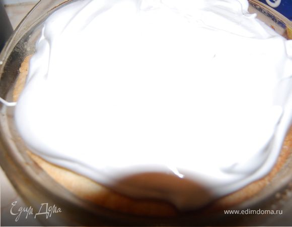 С безе все просто,( у всех кроме, меня), я взбивала до умопомрачения, думала что хана, не получится! Но терпение и труд все перетрут;)  Взбилось!Обмазываем сверху и отправляем в духовку, на 180 градусов разогретую, минут на 15, короче пока безе не схватится.(кого я учу) Да, у автора, была идея взбивать на водяной бане, не знаю, на кой это надо, но я обязана это написать, вдруг в этом есть тайный смысл….