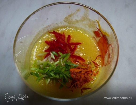 Сделать маринад:
В 0,5 стакана сока добавить 1ч.ложку мёда, мелко порезанный перчик чили, чеснок, цветочки шафрана.