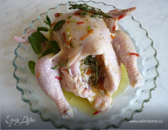 Форму для запекания смазать оливковым маслом. Уложить курицу, нафаршировать рисом, добавить маринад в форму. Курицу посолить, поперчить, посыпать прованскими травами, разложить тимьян и мяту.
Запекать в духовке 180гр. 1 час. Во время запекания поливать образующимся соком.