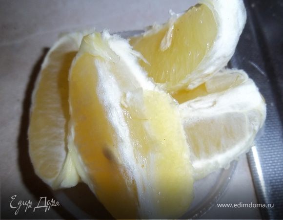 Делим лимон на 4 части