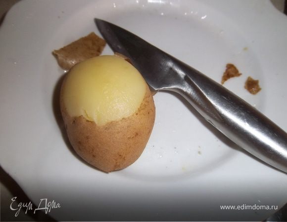 Очищаем  картофель