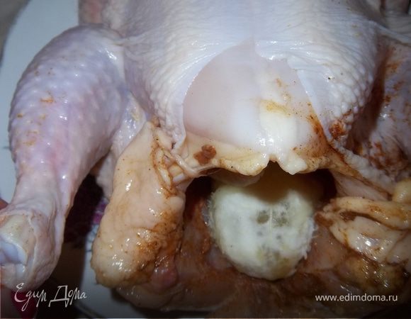 Порцией состоящей только из специй натереть курицу внутри.Положить лимон разделенный на 4 части