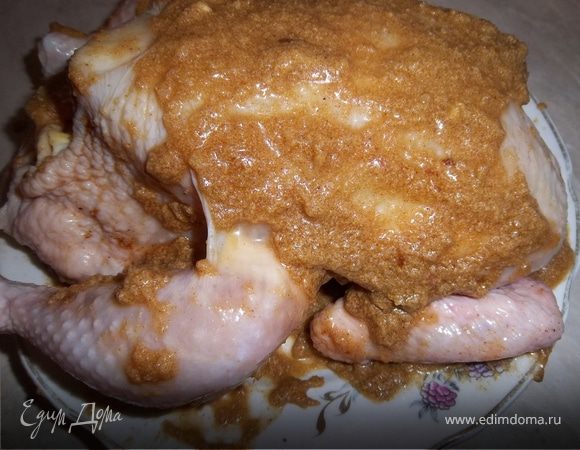 Натереть медово-соевой смесью курицу снаружи