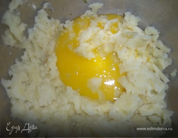 Добавляем растопленное сливочное масло.Посолить