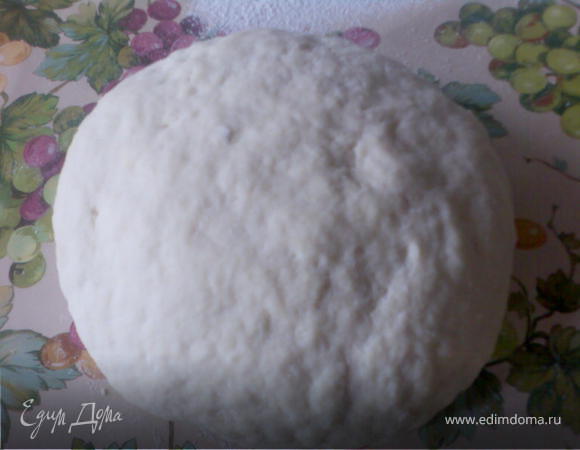 Смешать сметану,растопленное масло,соду,сахар и замесить тесто.