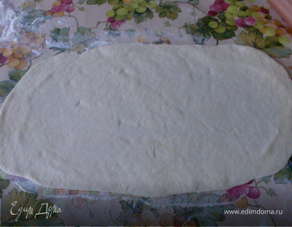 Тесто разделить на 3 части и каждую часть раскатать в пласт.