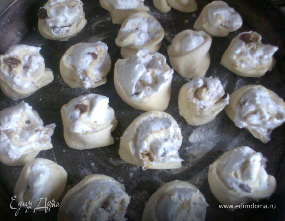 Выложить на сковороду и выпекать на среднем огне до золотистого цвета.