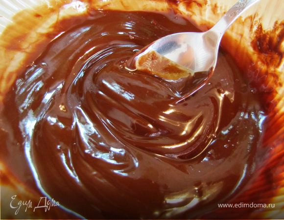 Растопить шоколад со сливочным маслом.