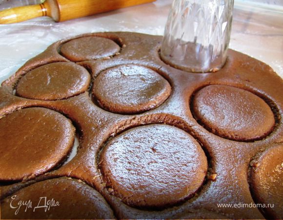 Раскатываем не тонко, толщиной 1-1.3 см, добавив каплю растительного масла. Вырезаем стаканом печенюшки.