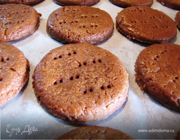 Выкладываем наше печенье на противень, застеленный бумагой для выпечки (я бумагу предварительно смазываю растительным маслом). Каждую сырую печенюшку накалываем вилкой.