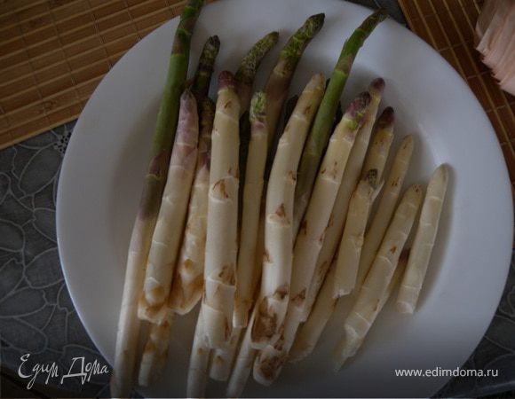 Спаржу можно вырастить самому: http://www.cofe.ru/garden/article.asp?heading=52&article=8144. У нас она растет уже шестой год...