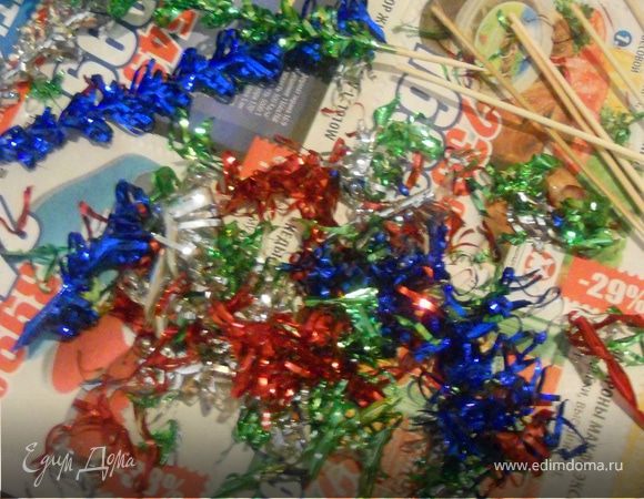 Ах, нет, еще не совсем готово. Обещал историю. Все дело в том, что когда задумывались шашлычки, я знал, что в нашей "деревне" будут проблемы с длинные палочками. Зубочистки отметались сразу, японские палочки из-за толщины тоже, была даже мысль использовать каминные спички:) Потом махнул рукой на это гиблое дело, было решено просто приготовить шашлычки и выложить на багет. Но какая-то надежда оставалась. И вот, целенаправленно зайдя в один гипермаркет я ходил, ходил...и вдруг - бац, затеплилась надежда. Нет, не так, просто бухнулась мне на макушку:)  На стенде со всякими штуками для праздников нашлись длинные палочки с цветными полосками из фольги. Еще точно не зная, получится ли задумка, схватил 3 пачки и поскакал домой. Там состоялся процесс "разделки", в ходе которого ни одна палочка не пострадала! Потом они были отправлены на водные процедуры, т.к. неизвестно какой гадостью были склеены и наконец - немного отдохнули в теплой духовке. Вот такие грустные гастрономические будни в маленьком городке, где не купить не то чтобы формы для канноли, даже палочки для шашлыков:) 