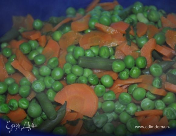 В этой же воде варить морковь, горошек и фасоль до готовности, это займет примерно 5 минут. Достать их шумовкой.