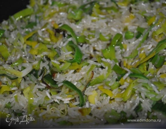 В кастрюле с толстым дном разогреть сливочное и оливковое масло, положить лук-порей и жарить до мягкости лука.